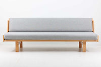 北欧より買い付けたGETAmA社製デイベッドです。学生寮の為にデザインされた物で、無駄な装飾を省いたフレキシブルなソファです。名前の通り、背もたれを上げるとベッドになります。GETAmA社は元々ベッドメーカーの為、寝心地も良好です。