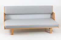 北欧より買い付けたGETAmA社製デイベッドです。学生寮の為にデザインされた物で、無駄な装飾を省いたフレキシブルなソファです。名前の通り、背もたれを上げるとベッドになります。GETAmA社は元々ベッドメーカーの為、寝心地も良好です。