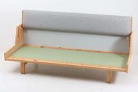 北欧より買い付けたGETAmA社製デイベッドです。学生寮の為にデザインされた物で、無駄な装飾を省いたフレキシブルなソファです。名前の通り、背もたれを上げるとベッドになります。GETAmA社は元々ベッドメーカーの為、寝心地も良好です。