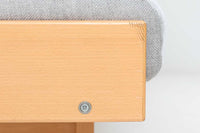 北欧より買い付けたGETAmA社製デイベッドです。学生寮の為にデザインされた物で、無駄な装飾を省いたフレキシブルなソファです。名前の通り、背もたれを上げるとベッドになります。GETAmA社は元々ベッドメーカーの為、寝心地も良好です。