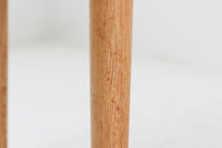 "No42"や"ペーパーナイフ"で有名なカイ・クリスチャンセンのデザインによる、円形のダイニングテーブルです。天板の縁は角が落とされて丸みを帯びており、全体的に柔らかい印象に仕上がっています。ナチュラルな色味の良質なオーク材が使用されています。急な来客時にも対応できるエクステンションタイプです。拡張板が2枚付属します。