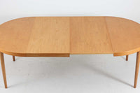 "No42"や"ペーパーナイフ"で有名なカイ・クリスチャンセンのデザインによる、円形のダイニングテーブルです。天板の縁は角が落とされて丸みを帯びており、全体的に柔らかい印象に仕上がっています。ナチュラルな色味の良質なオーク材が使用されています。急な来客時にも対応できるエクステンションタイプです。拡張板が2枚付属します。