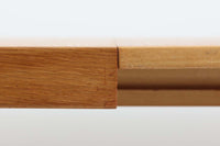 "No42"や"ペーパーナイフ"で有名なカイ・クリスチャンセンのデザインによる、円形のダイニングテーブルです。天板の縁は角が落とされて丸みを帯びており、全体的に柔らかい印象に仕上がっています。ナチュラルな色味の良質なオーク材が使用されています。急な来客時にも対応できるエクステンションタイプです。拡張板が2枚付属します。