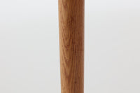 "No42"や"ペーパーナイフ"で有名なカイ・クリスチャンセンのデザインによる、円形のダイニングテーブルです。天板の縁は角が落とされて丸みを帯びており、全体的に柔らかい印象に仕上がっています。ナチュラルな色味の良質なオーク材が使用されています。急な来客時にも対応できるエクステンションタイプです。拡張板が2枚付属します。