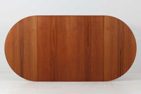 北欧より買い付けた、バタフライダイニングテーブルです。用途に合わせて、左右に掛けられている天板を広げる事が出来るエクステンションタイプです。片方ずつの拡張も可能で使い勝手が良さそうです。