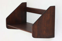 色濃く着色(ステイン)されたビーチ材が使用されたシンプルな壁掛けシェルフです。"Wegner"によってデザインされ、"RYmobler社"によって製造された当時の物です。