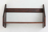 色濃く着色(ステイン)されたビーチ材が使用されたシンプルな壁掛けシェルフです。"Wegner"によってデザインされ、"RYmobler社"によって製造された当時の物です。