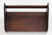 色濃く着色(ステイン)されたビーチ材が使用されたシンプルな壁掛けシェルフです。"Wegner"によってデザインされ、"RYmobler社"によって製造された当時の物です。