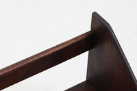 色濃く着色(ステイン)されたビーチ材が使用されたシンプルな壁掛けシェルフです。"Wegner"によってデザインされ、"RYmobler社"によって製造された当時の物です。