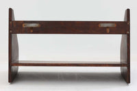 色濃く着色(ステイン)されたビーチ材が使用されたシンプルな壁掛けシェルフです。"Wegner"によってデザインされ、"RYmobler社"によって製造された当時の物です。