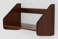 色濃く着色(ステイン)されたビーチ材が使用されたシンプルな壁掛けシェルフです。"Wegner"によってデザインされ、"RYmobler社"によって製造された当時の物です。
