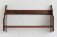 色濃く着色(ステイン)されたビーチ材が使用されたシンプルな壁掛けシェルフです。"Wegner"によってデザインされ、"RYmobler社"によって製造された当時の物です。