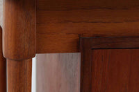 デンマークより買い付けたシンプルな片袖デスクです。チーク材の天板と明るい色味のオーク材が使用されており、軽快な雰囲気です。使い勝手の良いサイズ感です。