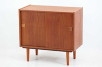 北欧より買い付けたローボードです。シンプルなフォルムで、良質なチーク材が使用されており、暖かみのある木肌が魅力的です。