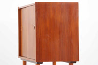 北欧より買い付けたローボードです。シンプルなフォルムで、良質なチーク材が使用されており、暖かみのある木肌が魅力的です。