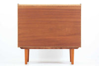 北欧より買い付けたローボードです。シンプルなフォルムで、良質なチーク材が使用されており、暖かみのある木肌が魅力的です。