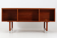 デンマークより買い付けた両袖デスクです。汚れやすい脚先と取手にアルミをジョイントする事で、モダンですっきりとした印象です。バックシェルフもあるためお部屋の真ん中に置いてもご使用いただけます。