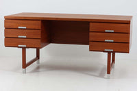 デンマークより買い付けた両袖デスクです。汚れやすい脚先と取手にアルミをジョイントする事で、モダンですっきりとした印象です。バックシェルフもあるためお部屋の真ん中に置いてもご使用いただけます。