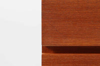 デンマークより買い付けた両袖デスクです。汚れやすい脚先と取手にアルミをジョイントする事で、モダンですっきりとした印象です。バックシェルフもあるためお部屋の真ん中に置いてもご使用いただけます。