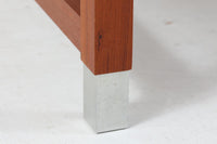 デンマークより買い付けた両袖デスクです。汚れやすい脚先と取手にアルミをジョイントする事で、モダンですっきりとした印象です。バックシェルフもあるためお部屋の真ん中に置いてもご使用いただけます。