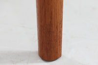 「ヨハネス・アンダーセン」によってデザインされたダイニングテーブルです。良質なチーク材が使用されており、職人によって丁寧に削りだされた滑らかなデザインで非常に高級感が御座います。現地でも人気のある作品です。