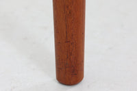 「ヨハネス・アンダーセン」によってデザインされたダイニングテーブルです。良質なチーク材が使用されており、職人によって丁寧に削りだされた滑らかなデザインで非常に高級感が御座います。現地でも人気のある作品です。