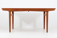 「ヨハネス・アンダーセン」によってデザインされたダイニングテーブルです。良質なチーク材が使用されており、職人によって丁寧に削りだされた滑らかなデザインで非常に高級感が御座います。現地でも人気のある作品です。