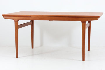 「ヨハネス・アンダーセン」によってデザインされたダイニングテーブルです。良質なチーク材が使用されており、職人によって丁寧に削りだされた滑らかなデザインで非常に高級感が御座います。現地でも人気のある作品です。