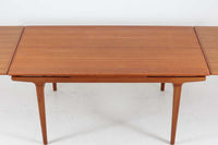 「ヨハネス・アンダーセン」によってデザインされたダイニングテーブルです。良質なチーク材が使用されており、職人によって丁寧に削りだされた滑らかなデザインで非常に高級感が御座います。現地でも人気のある作品です。