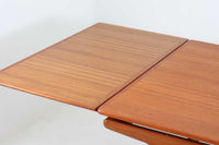 「ヨハネス・アンダーセン」によってデザインされたダイニングテーブルです。良質なチーク材が使用されており、職人によって丁寧に削りだされた滑らかなデザインで非常に高級感が御座います。現地でも人気のある作品です。