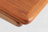 「ヨハネス・アンダーセン」によってデザインされたダイニングテーブルです。良質なチーク材が使用されており、職人によって丁寧に削りだされた滑らかなデザインで非常に高級感が御座います。現地でも人気のある作品です。