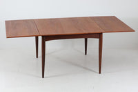 北欧より買い付けた正方形の拡張式ダイニングテーブルです。拡張板が一般的な物よりもサイズが大きいため、拡張時には2m近くのダイニングテーブルになります。チーク材の木肌が綺麗で、ダイニングを明るく演出してくれそうです。片方だけ拡張板を広げて使用可能です。