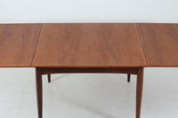 北欧より買い付けた正方形の拡張式ダイニングテーブルです。拡張板が一般的な物よりもサイズが大きいため、拡張時には2m近くのダイニングテーブルになります。チーク材の木肌が綺麗で、ダイニングを明るく演出してくれそうです。片方だけ拡張板を広げて使用可能です。