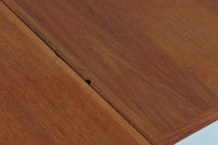 北欧より買い付けた正方形の拡張式ダイニングテーブルです。拡張板が一般的な物よりもサイズが大きいため、拡張時には2m近くのダイニングテーブルになります。チーク材の木肌が綺麗で、ダイニングを明るく演出してくれそうです。片方だけ拡張板を広げて使用可能です。