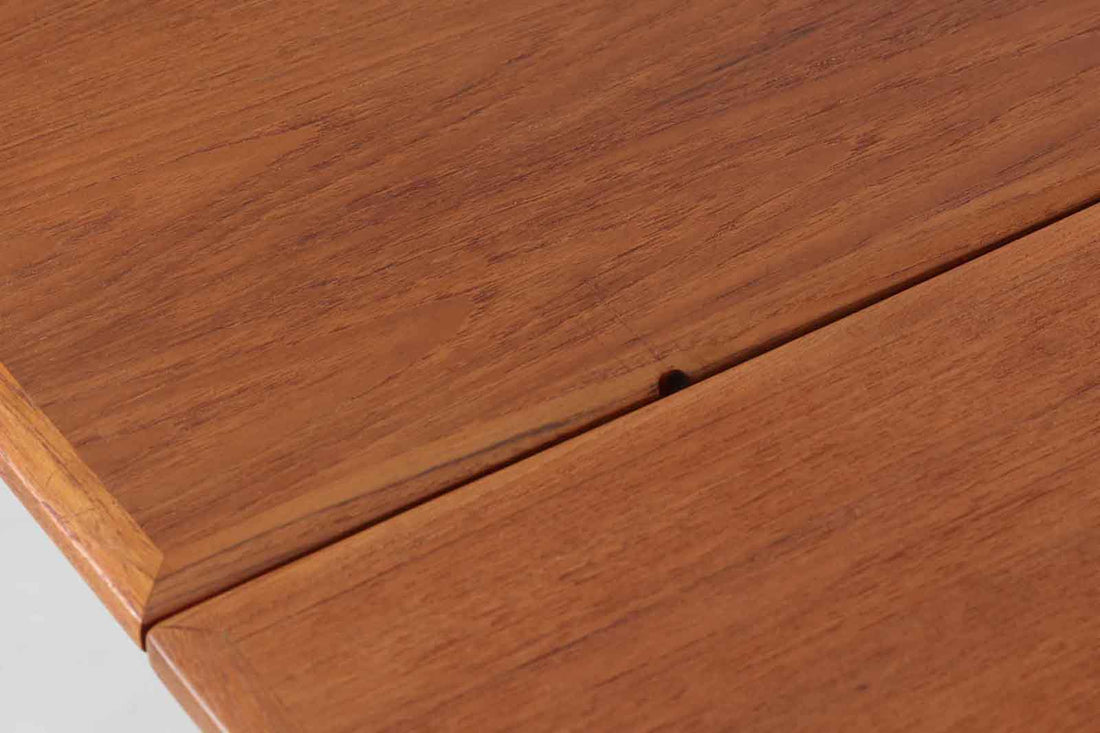 北欧より買い付けた正方形の拡張式ダイニングテーブルです。拡張板が一般的な物よりもサイズが大きいため、拡張時には2ｍ近くのダイニングテーブルになります。チーク材の木肌が綺麗で、ダイニングを明るく演出してくれそうです。片方だけ拡張板を広げて使用可能です。