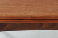 北欧より買い付けた正方形の拡張式ダイニングテーブルです。拡張板が一般的な物よりもサイズが大きいため、拡張時には2m近くのダイニングテーブルになります。チーク材の木肌が綺麗で、ダイニングを明るく演出してくれそうです。片方だけ拡張板を広げて使用可能です。