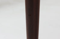 北欧より買い付けた正方形の拡張式ダイニングテーブルです。拡張板が一般的な物よりもサイズが大きいため、拡張時には2m近くのダイニングテーブルになります。チーク材の木肌が綺麗で、ダイニングを明るく演出してくれそうです。片方だけ拡張板を広げて使用可能です。