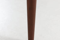 北欧より買い付けた正方形の拡張式ダイニングテーブルです。拡張板が一般的な物よりもサイズが大きいため、拡張時には2m近くのダイニングテーブルになります。チーク材の木肌が綺麗で、ダイニングを明るく演出してくれそうです。片方だけ拡張板を広げて使用可能です。