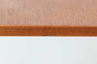 北欧より買い付けた、円形のダイニングテーブルです。急な来客時にも対応できるエクステンションタイプです。良質なチーク材が使用されていますのでお部屋に暖かみを与えてくれそうです。円形のため拡張板は別保管となります。