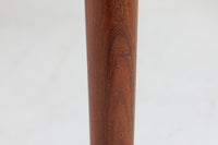 北欧より買い付けた、円形のダイニングテーブルです。急な来客時にも対応できるエクステンションタイプです。良質なチーク材が使用されていますのでお部屋に暖かみを与えてくれそうです。円形のため拡張板は別保管となります。