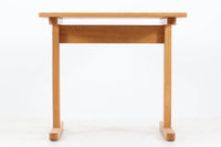 Borgemogensenデザインのシェーカースタイルのダイニングテーブルです。天板には良質なオーク突板材、脚にはオーク無垢材使用されておりシンプルなデザインながらも大変美しいテーブルに仕上がっています。