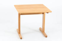 Borgemogensenデザインのシェーカースタイルのダイニングテーブルです。天板には良質なオーク突板材、脚にはオーク無垢材使用されておりシンプルなデザインながらも大変美しいテーブルに仕上がっています。