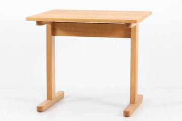 BorgeMogensenデザインのシェーカースタイルのダイニングテーブルです。天板には良質なオーク突板材、脚にはオーク無垢材使用されておりシンプルなデザインながらも大変美しいテーブルに仕上がっています。