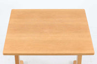 Borgemogensenデザインのシェーカースタイルのダイニングテーブルです。天板には良質なオーク突板材、脚にはオーク無垢材使用されておりシンプルなデザインながらも大変美しいテーブルに仕上がっています。