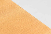 Borgemogensenデザインのシェーカースタイルのダイニングテーブルです。天板には良質なオーク突板材、脚にはオーク無垢材使用されておりシンプルなデザインながらも大変美しいテーブルに仕上がっています。