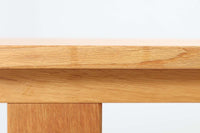 Borgemogensenデザインのシェーカースタイルのダイニングテーブルです。天板には良質なオーク突板材、脚にはオーク無垢材使用されておりシンプルなデザインながらも大変美しいテーブルに仕上がっています。