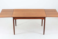 北欧より買い付けたエクステンションダイニングテーブルです。良質なチーク材の綺麗な木目が綺麗です。使用目的によって、さっと天板を広げる事が出来ますので、大変便利です。片方だけ拡張板を広げて使用可能です。