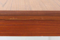 北欧より買い付けたエクステンションダイニングテーブルです。良質なチーク材の綺麗な木目が綺麗です。使用目的によって、さっと天板を広げる事が出来ますので、大変便利です。片方だけ拡張板を広げて使用可能です。