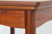 北欧より買い付けたエクステンションダイニングテーブルです。良質なチーク材の綺麗な木目が綺麗です。使用目的によって、さっと天板を広げる事が出来ますので、大変便利です。片方だけ拡張板を広げて使用可能です。