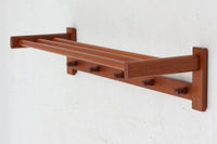 AkselKjersgaardデザインのコートラックです。その名の通りコートを掛けて帽子を置いたり、キッチンでエプロン掛けやストックの保管など場所を問わずに活躍してくれます。良質なチーク材が使用されています。